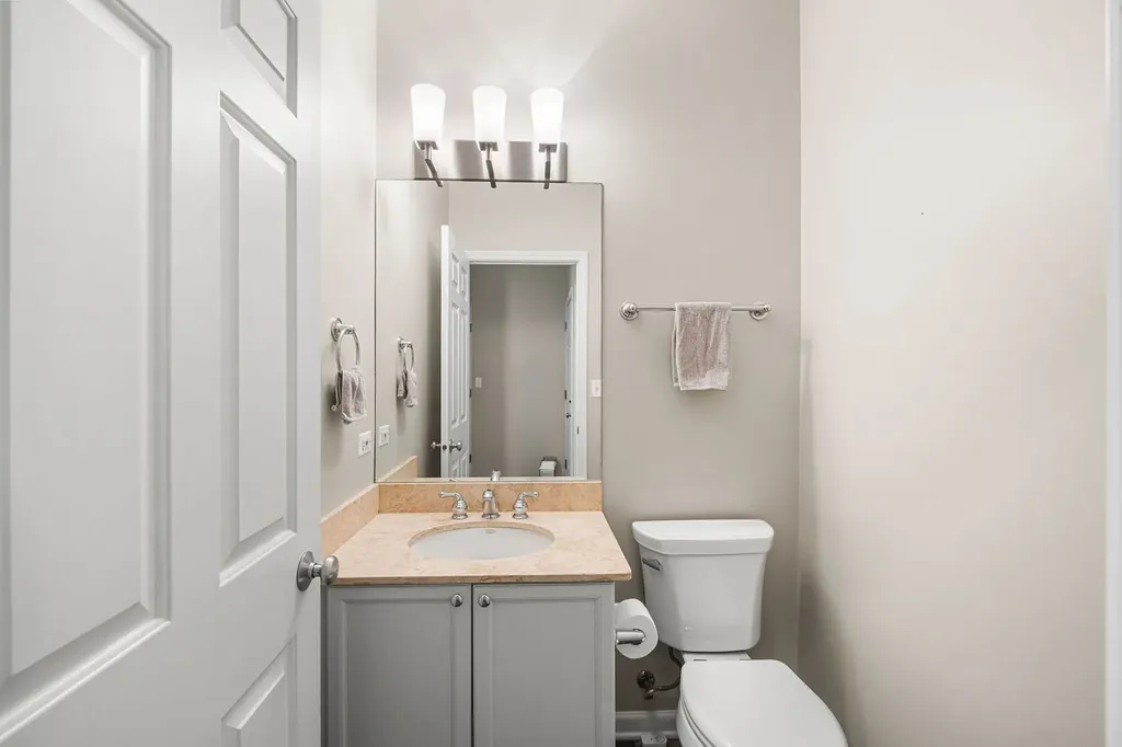 1123 West Grace Street Chicago IL 60613