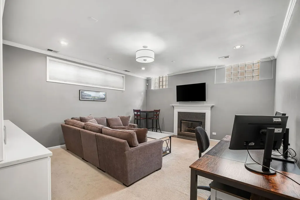 1123 West Grace Street Chicago IL 60613
