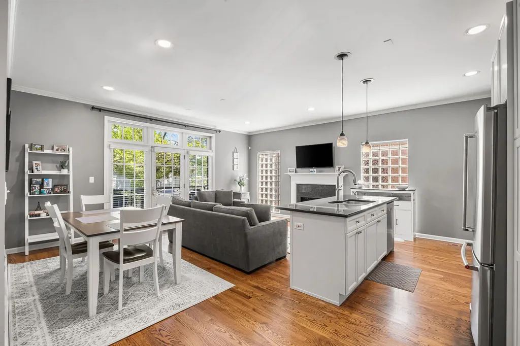 1123 West Grace Street Chicago IL 60613
