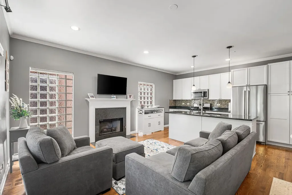 1123 West Grace Street Chicago IL 60613