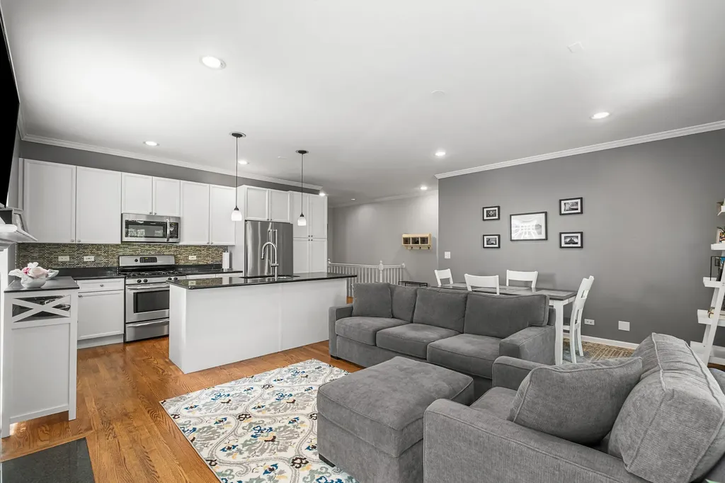 1123 West Grace Street Chicago IL 60613