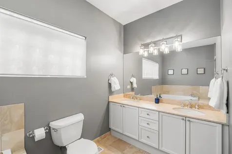 1123 West Grace Street Chicago IL 60613