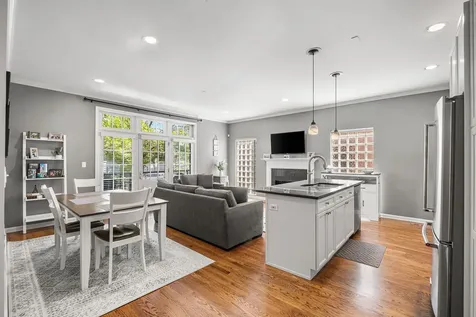 1123 West Grace Street Chicago IL 60613