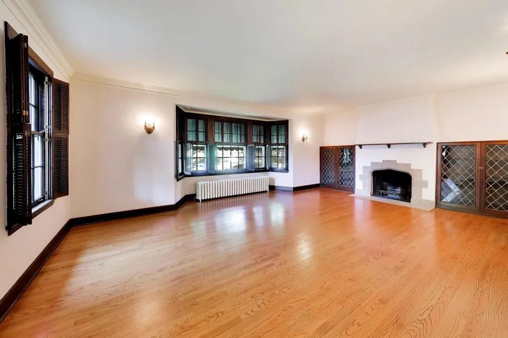 6933 North Oriole Avenue Chicago IL 60631