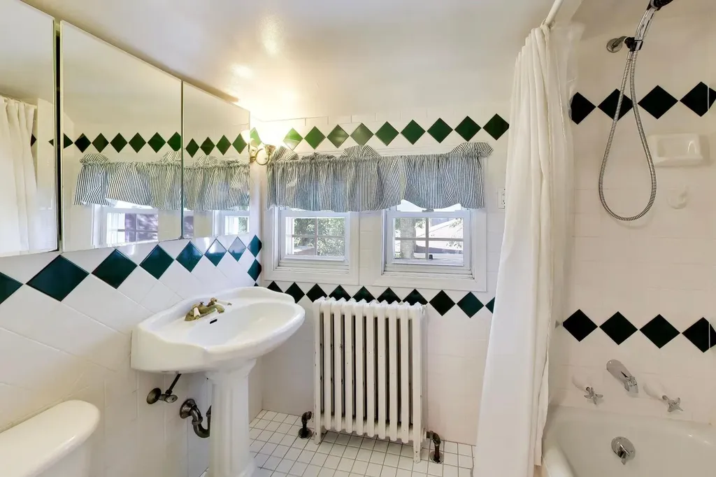 6933 North Oriole Avenue Chicago IL 60631