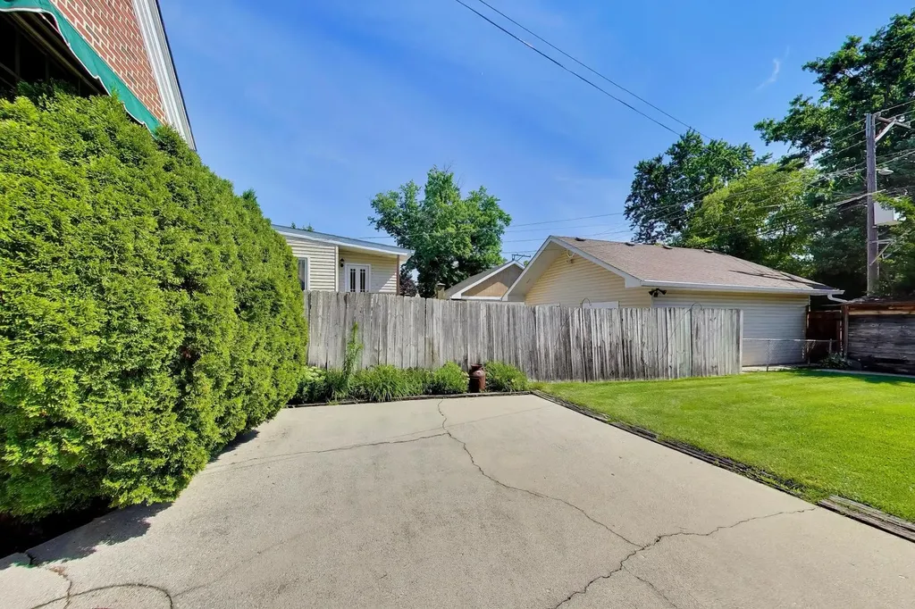 6933 North Oriole Avenue Chicago IL 60631