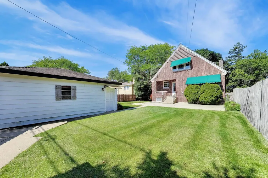 6933 North Oriole Avenue Chicago IL 60631