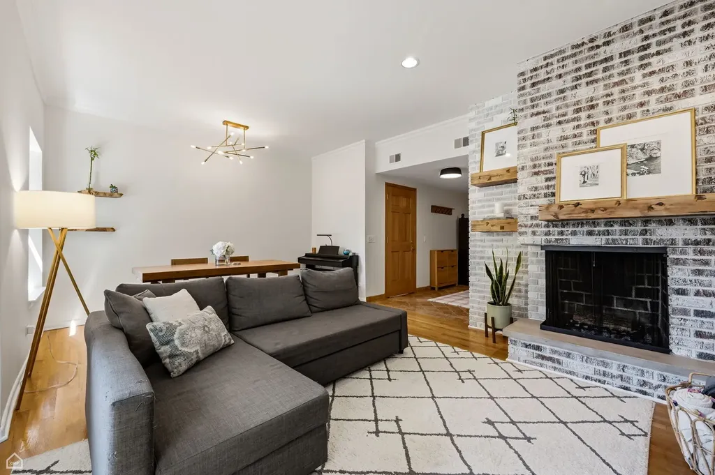 1044 West Byron Street Chicago IL 60613
