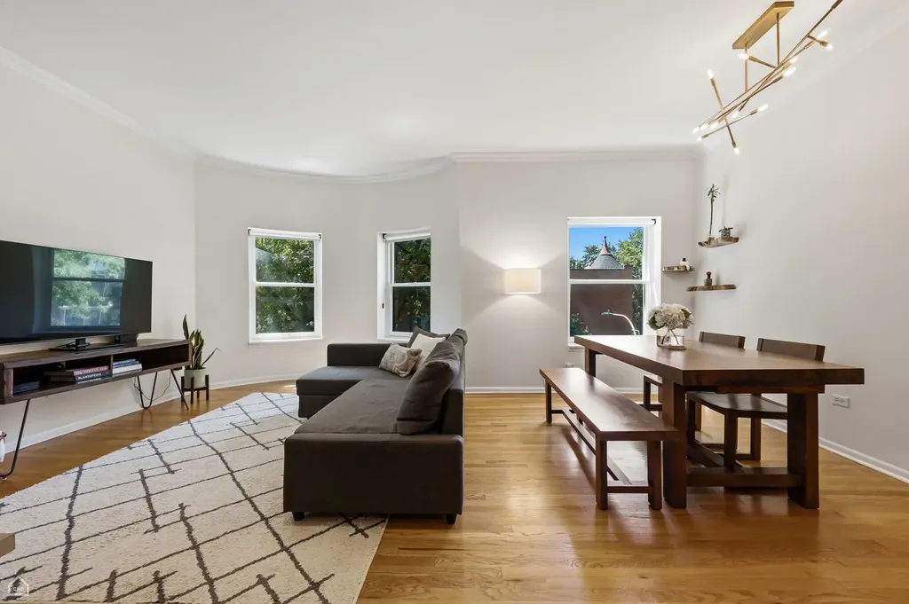 1044 West Byron Street Chicago IL 60613