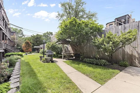1044 West Byron Street Chicago IL 60613