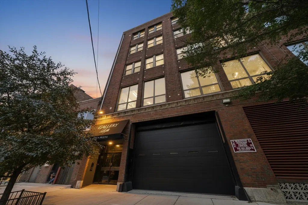 3323 North Paulina Street Chicago IL 60657