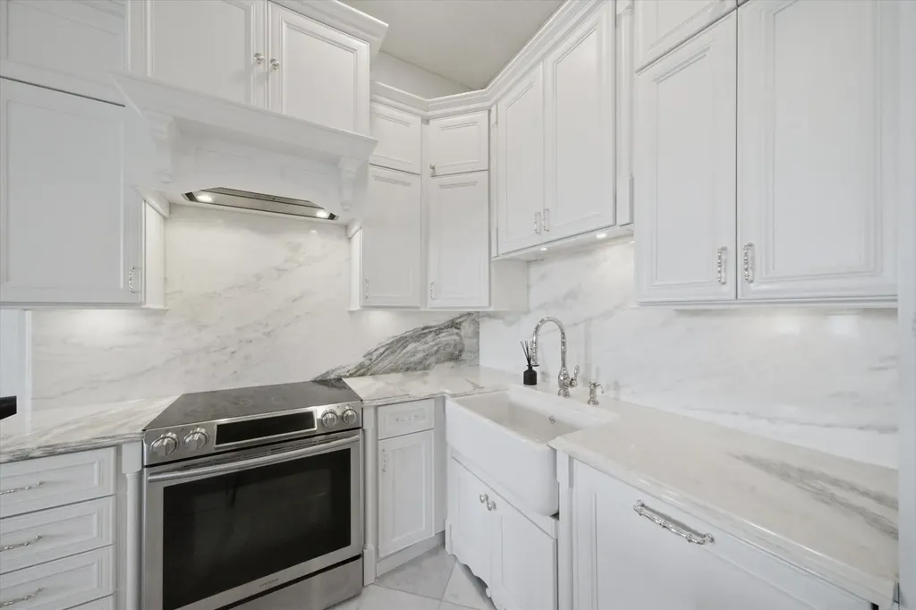 3323 North Paulina Street Chicago IL 60657