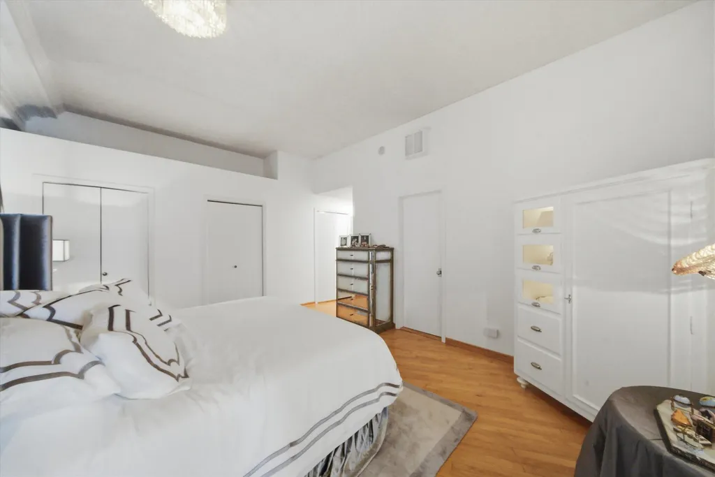 3323 North Paulina Street Chicago IL 60657