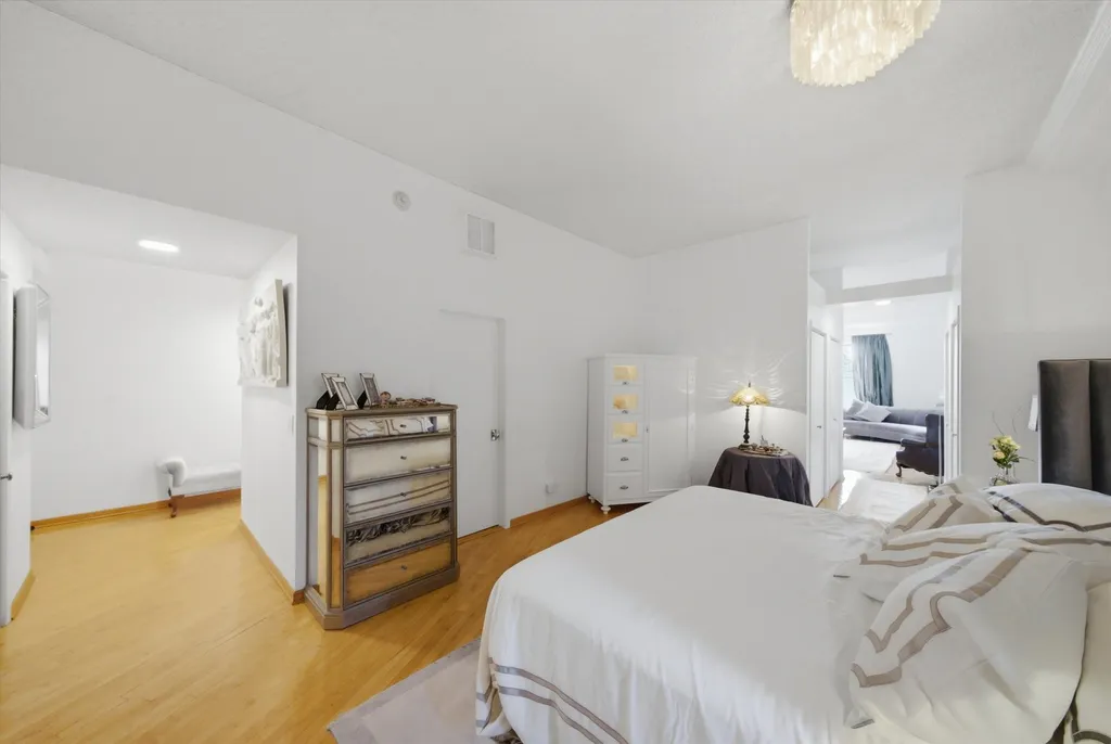 3323 North Paulina Street Chicago IL 60657