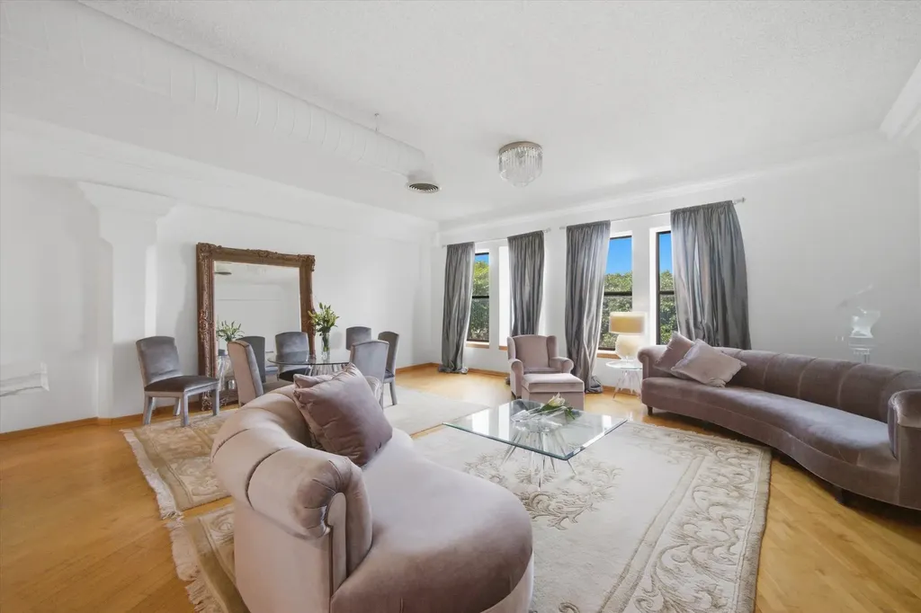 3323 North Paulina Street Chicago IL 60657
