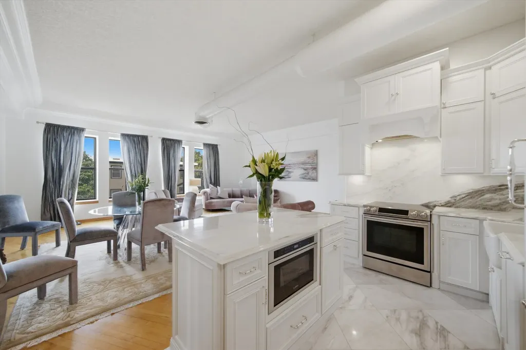3323 North Paulina Street Chicago IL 60657