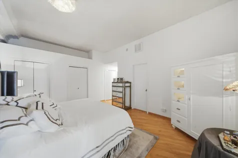 3323 North Paulina Street Chicago IL 60657