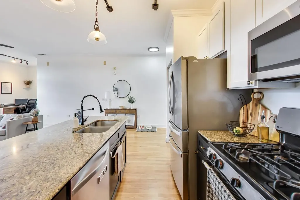 2342 West Bloomingdale Avenue Chicago IL 60647