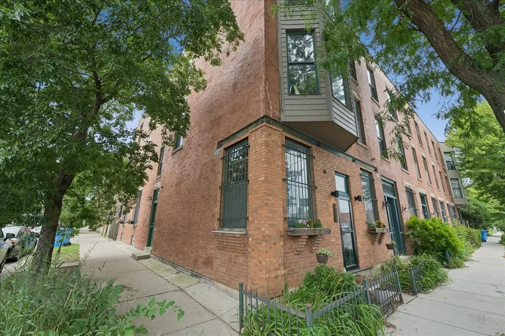 439 North Leavitt Street Chicago IL 60612