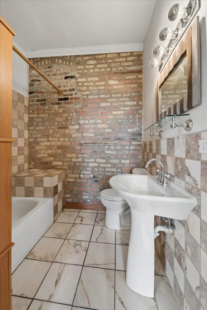 439 North Leavitt Street Chicago IL 60612