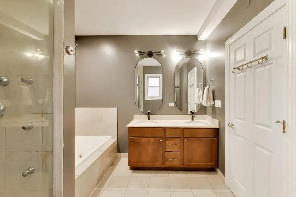 1935 North Sawyer Avenue Chicago IL 60647