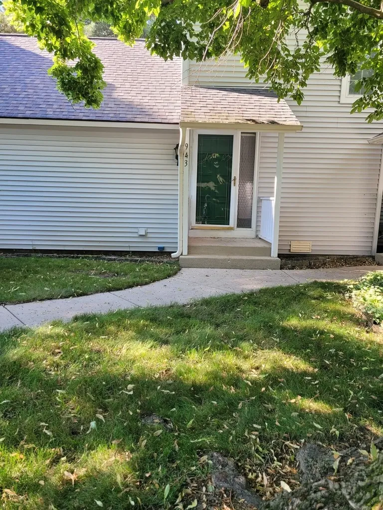 943 Clark Drive Gurnee IL 60031