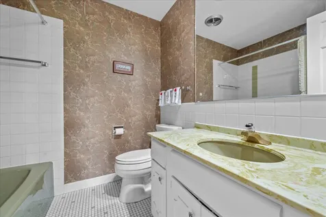 1350 North Western Avenue Lake Forest IL 60045