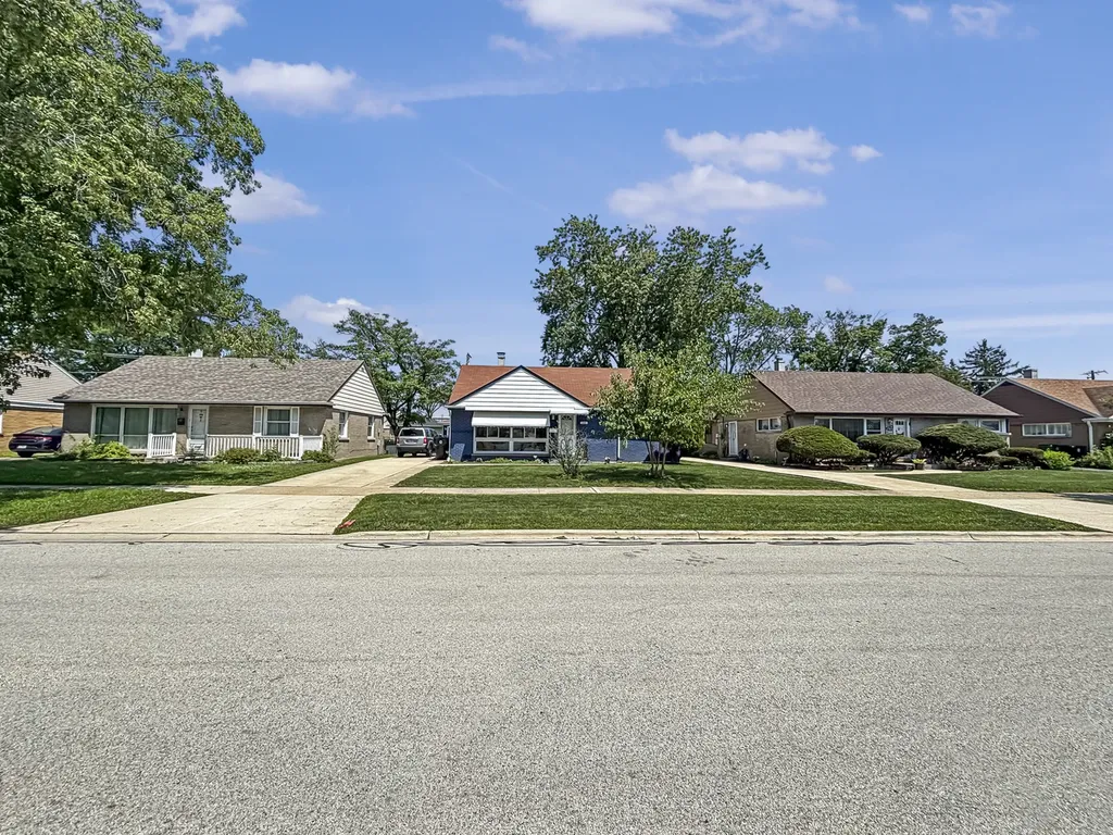 1113 Bristol Avenue Westchester IL 60154