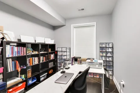 616 East 46th Street Chicago IL 60653