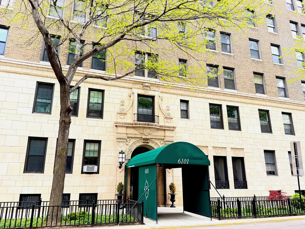 6101 North Sheridan Road Chicago IL 60660