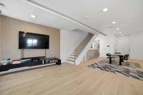 5039 North Winthrop Avenue Chicago IL 60640