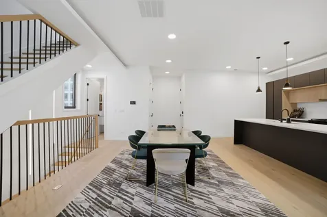 5039 North Winthrop Avenue Chicago IL 60640