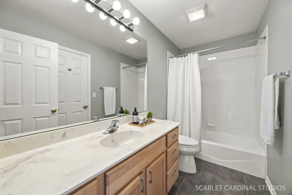 2494 Adamsway Drive Aurora IL 60502