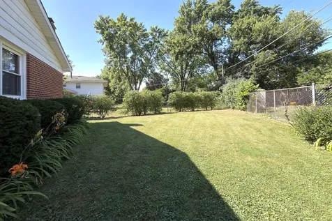 2022 East Woodview Drive Mount Prospect IL 60056