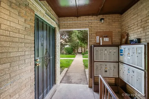 16 King Arthur Court Northlake IL 60164