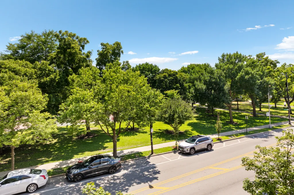 2712 West Montrose Avenue Chicago IL 60618