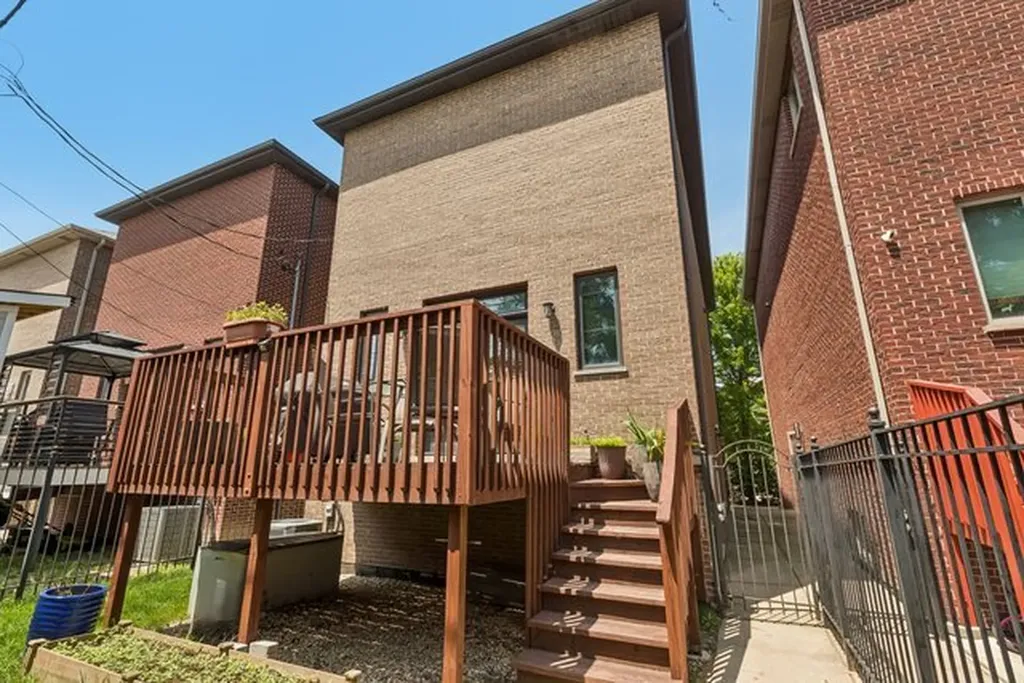 2813 South Grove Street Chicago IL 60608