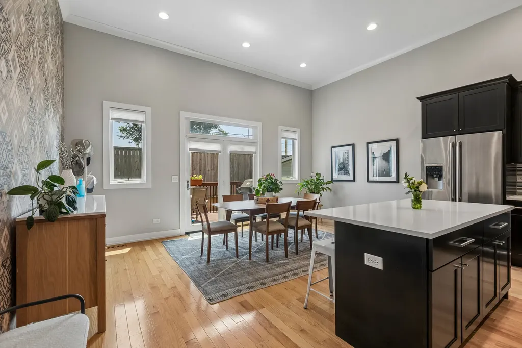 2813 South Grove Street Chicago IL 60608