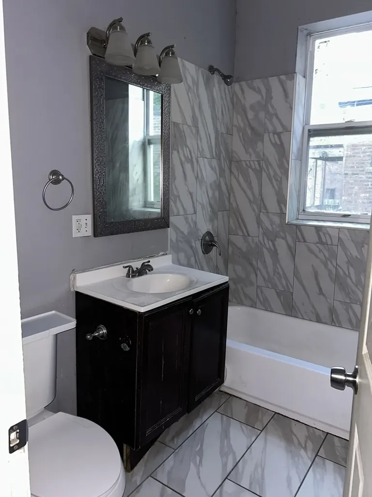6018 South Eberhart Avenue Chicago IL 60637
