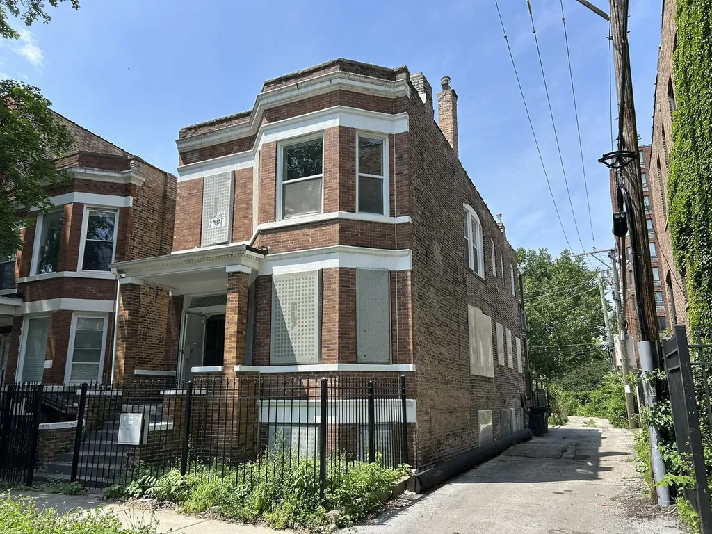 6018 South Eberhart Avenue Chicago IL 60637