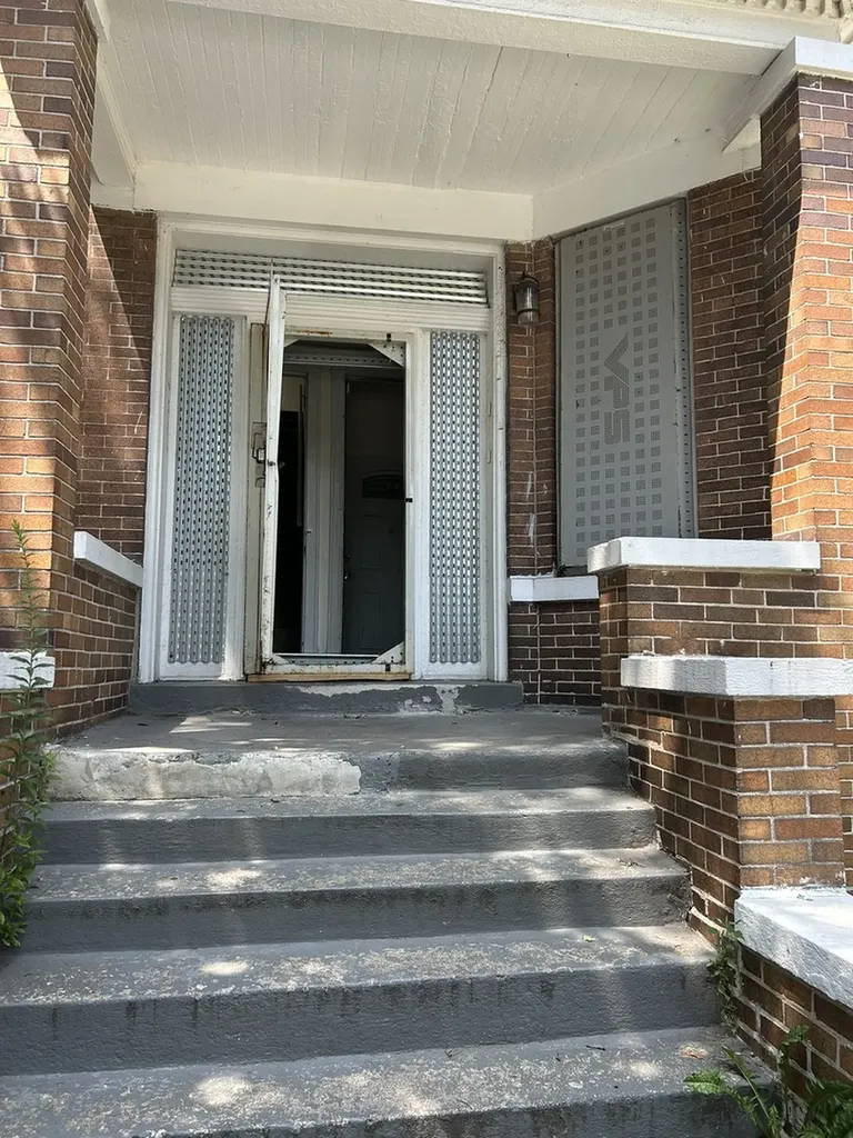 6018 South Eberhart Avenue Chicago IL 60637