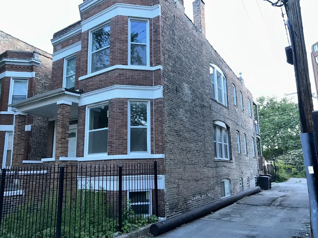 6018 South Eberhart Avenue Chicago IL 60637