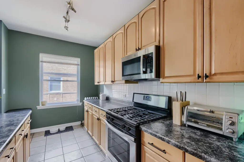 4419 North Whipple Street Chicago IL 60625