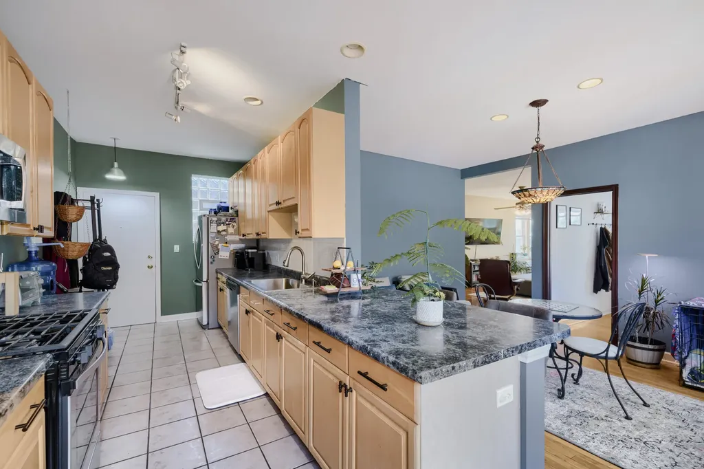 4419 North Whipple Street Chicago IL 60625