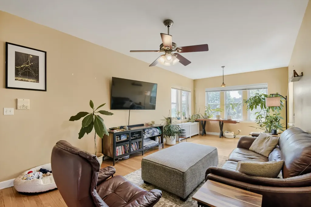 4419 North Whipple Street Chicago IL 60625
