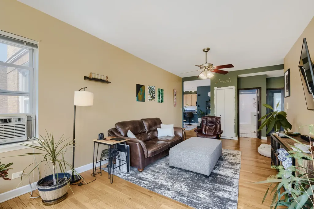 4419 North Whipple Street Chicago IL 60625