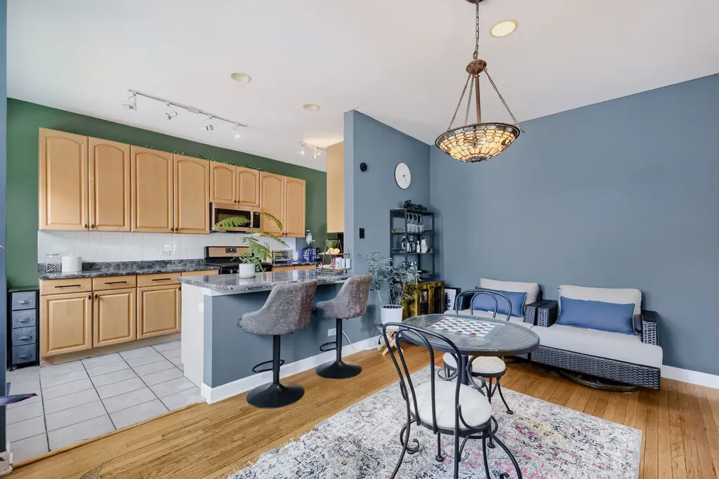4419 North Whipple Street Chicago IL 60625