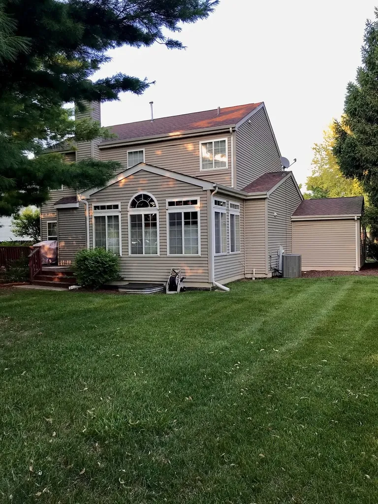 1802 Thornapple Way Aurora IL 60504