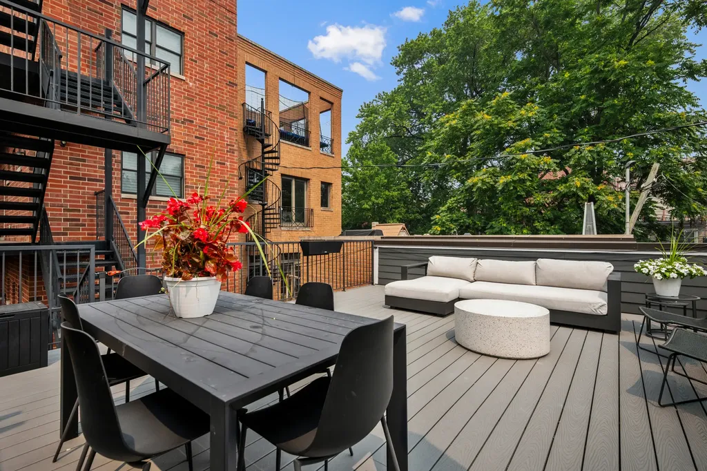 2333 North Southport Avenue Chicago IL 60614