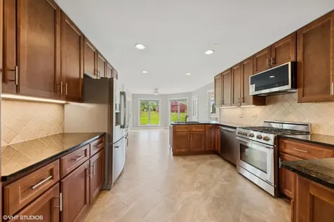 15020 King Drive Green Oaks IL 60048